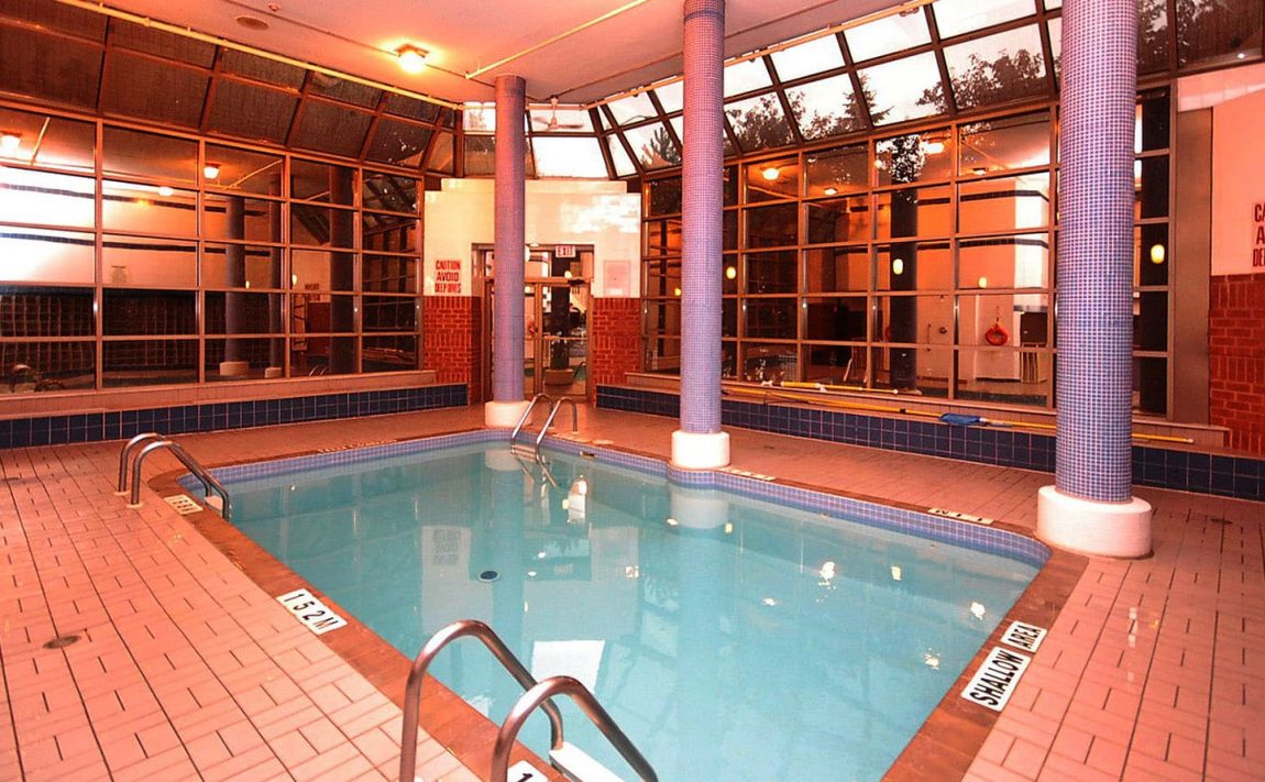 fairmont-condos-25-fairview-rd-w-mississauga-amenities-pool