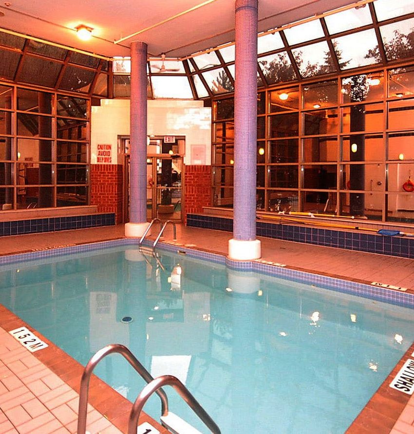 fairmont-condos-25-fairview-rd-w-mississauga-amenities-pool