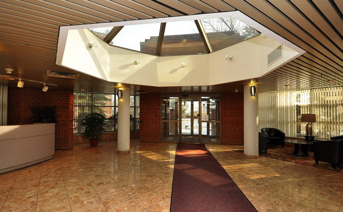 fairmont-condos-25-fairview-rd-w-mississauga-concierge-lobby