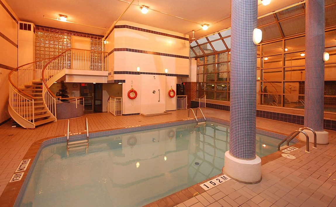 fairmont-condos-25-fairview-rd-w-mississauga-indoor-pool