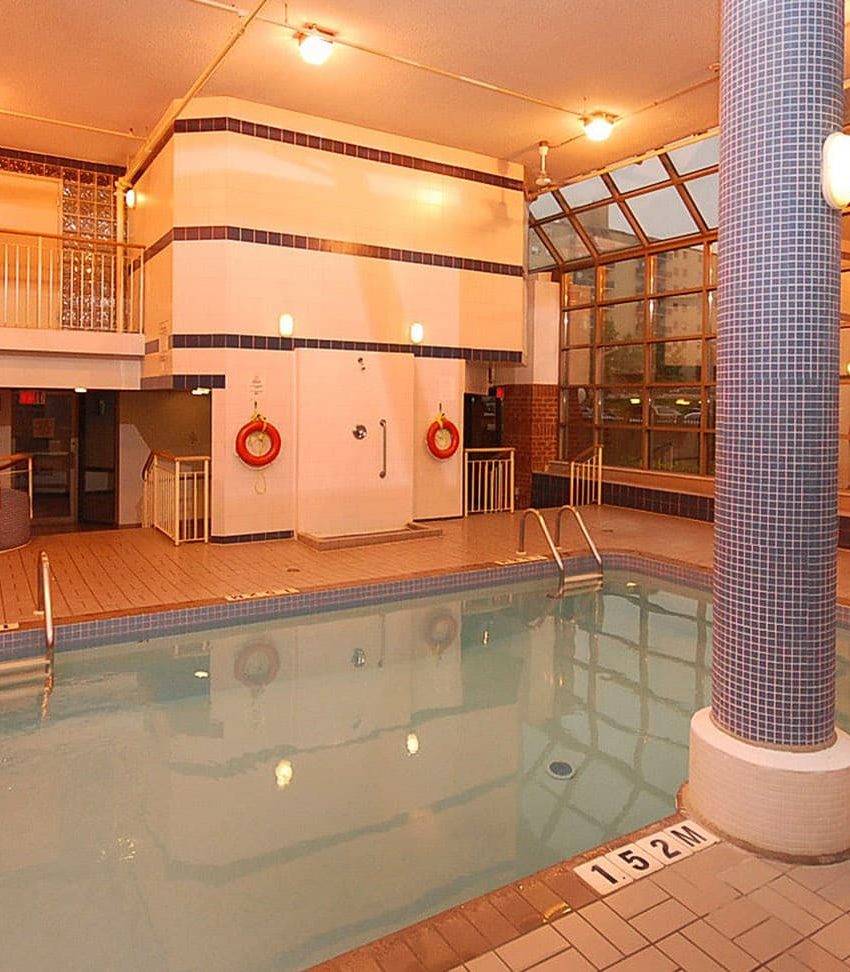 fairmont-condos-25-fairview-rd-w-mississauga-indoor-pool