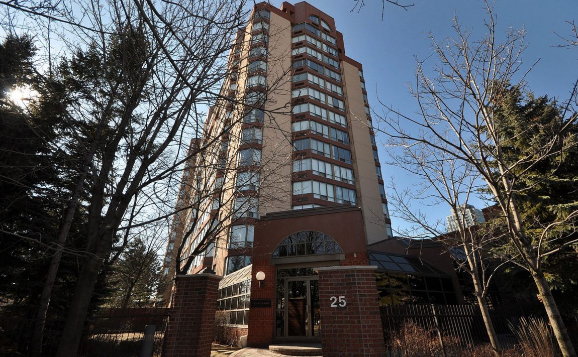 fairmont-condos-25-fairview-rd-w-mississauga-square-one-for-sale