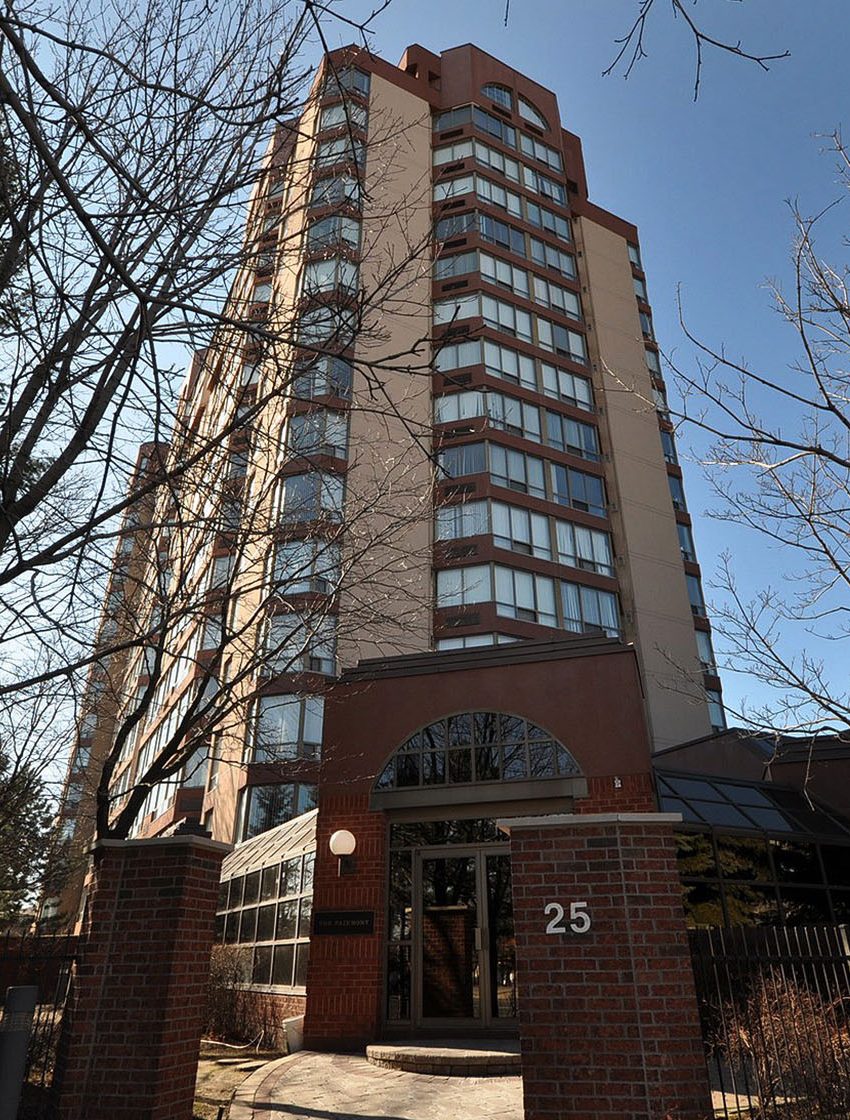 fairmont-condos-25-fairview-rd-w-mississauga-square-one-for-sale