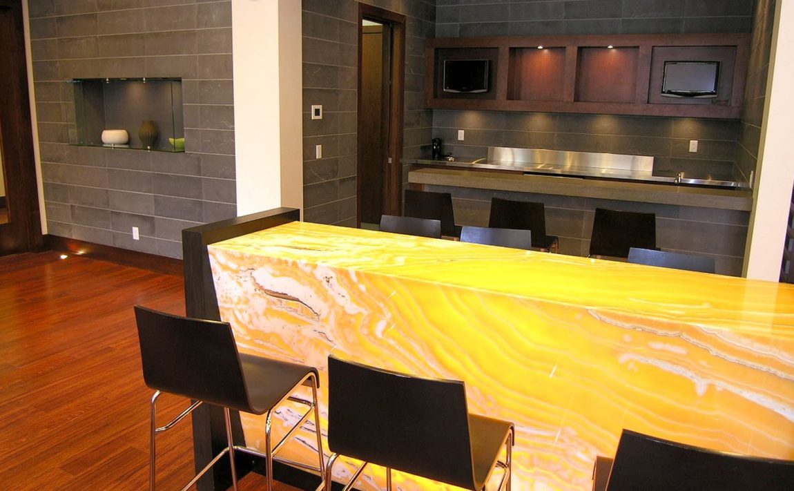 grand-ovation-condos-310-burnhamthorpe-rd-w-mississauga-amenities-bar-kitchen