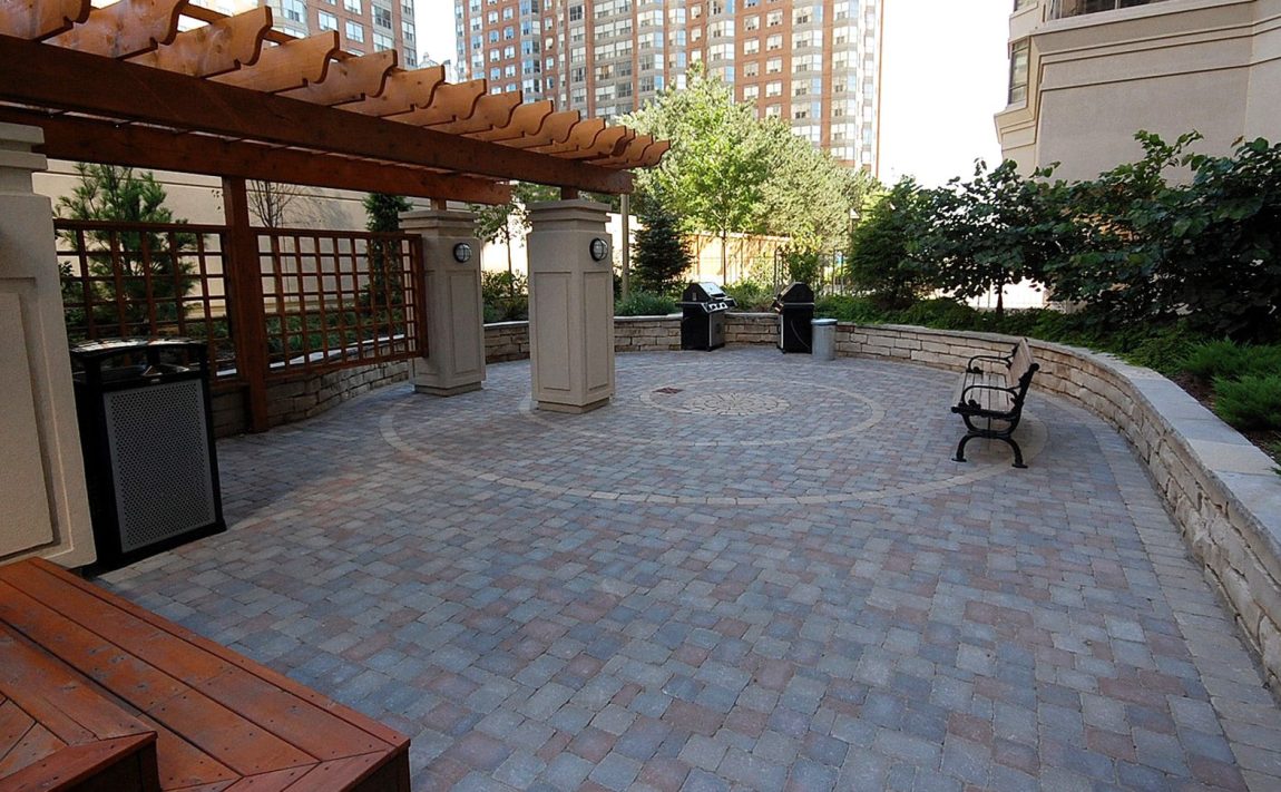 grand-ovation-condos-310-burnhamthorpe-rd-w-mississauga-bbq-terrace