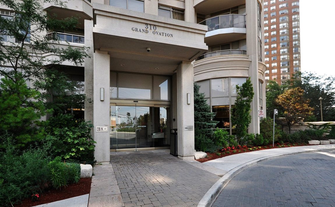 grand-ovation-condos-310-burnhamthorpe-rd-w-mississauga-front-entrance