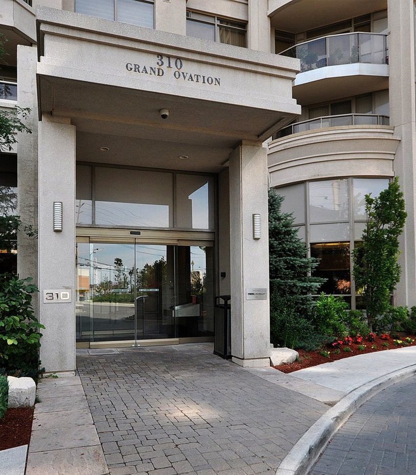 grand-ovation-condos-310-burnhamthorpe-rd-w-mississauga-front-entrance