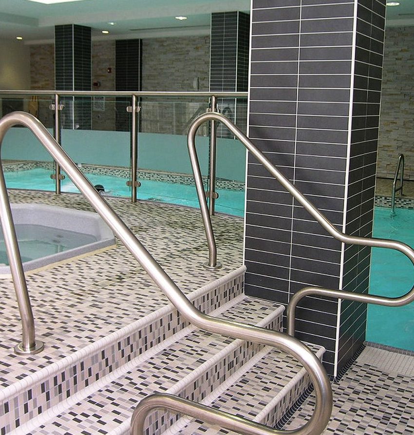 grand-ovation-condos-310-burnhamthorpe-rd-w-mississauga-indoor-hot-tub