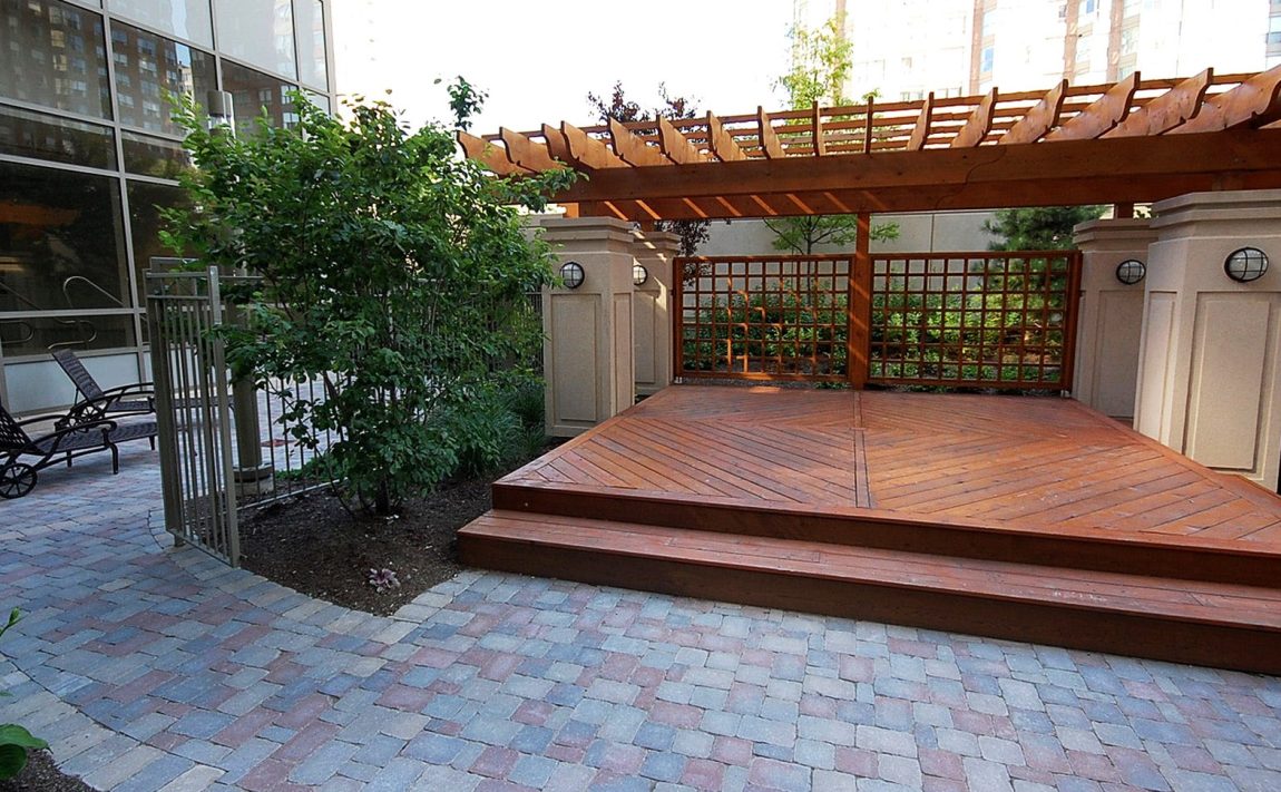 grand-ovation-condos-310-burnhamthorpe-rd-w-mississauga-outdoor-terrace-pergola