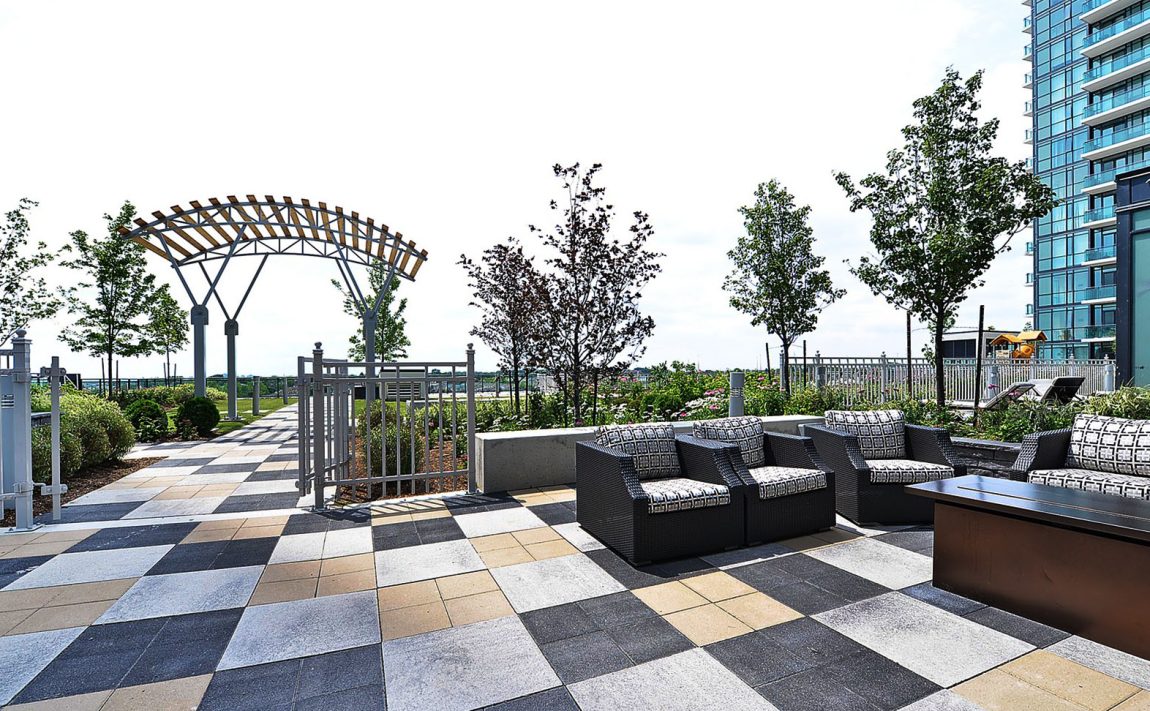 grand-residences-condos-4070-confederation-pkwy-outdoor-terrace