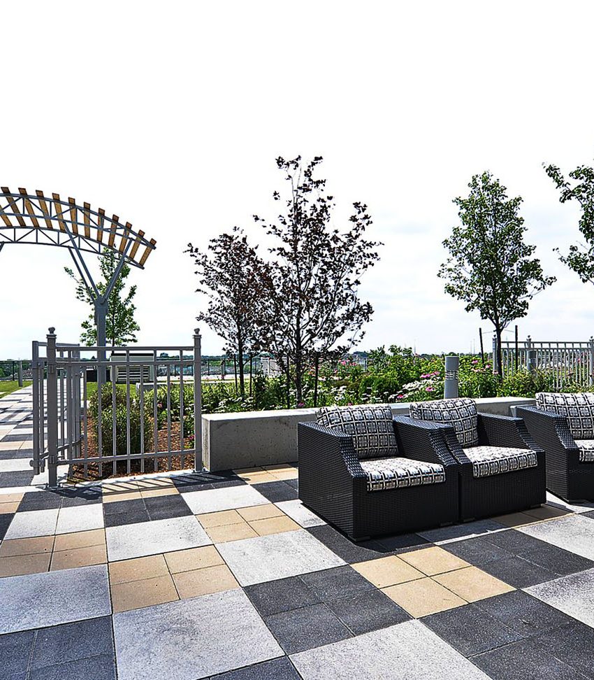 grand-residences-condos-4070-confederation-pkwy-outdoor-terrace