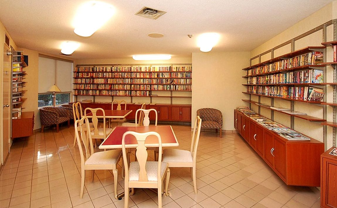 mansion-condos-55-kingsbridge-garden-circle-mississauga-amenities-library