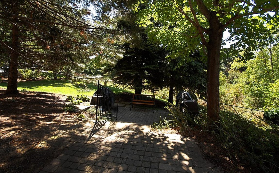 mansion-condos-55-kingsbridge-garden-circle-mississauga-amenities-outdoor-bbq