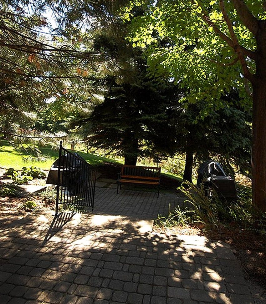 mansion-condos-55-kingsbridge-garden-circle-mississauga-amenities-outdoor-bbq