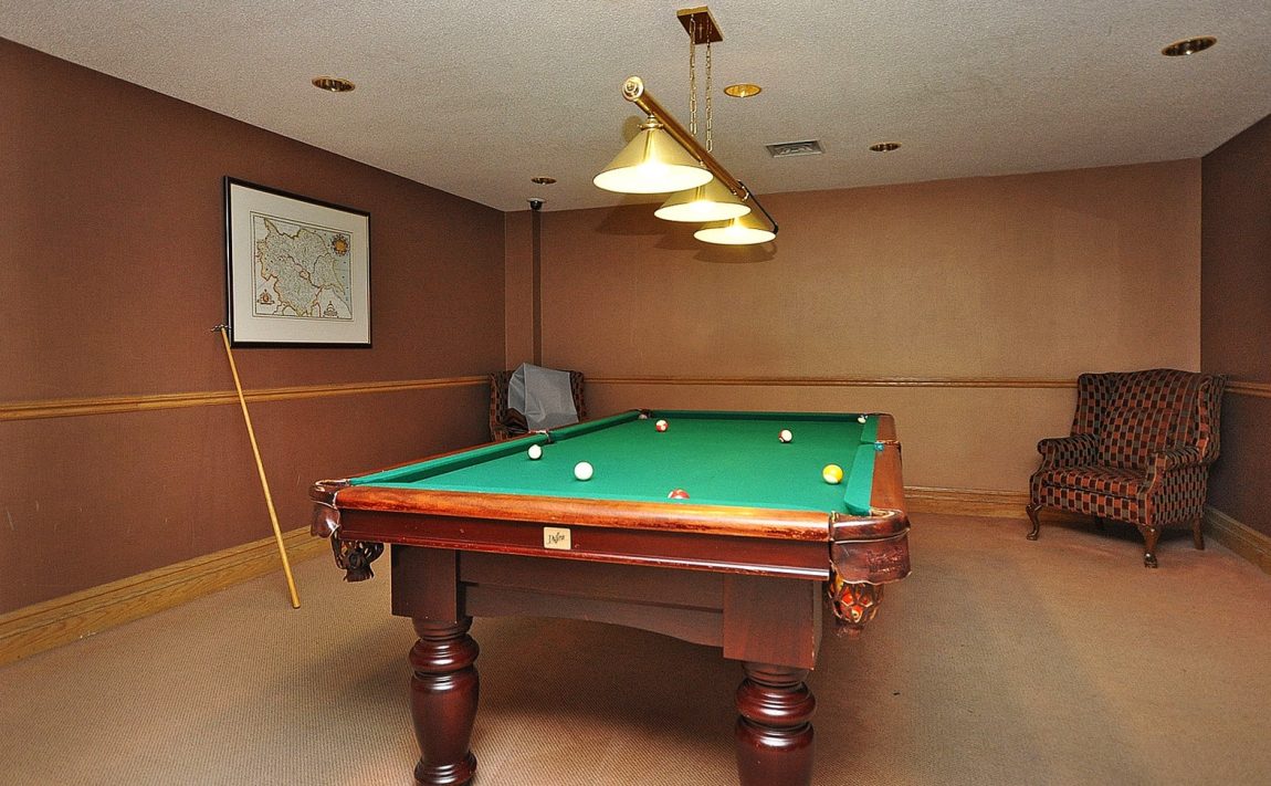 mansion-condos-55-kingsbridge-garden-circle-mississauga-billiards-table