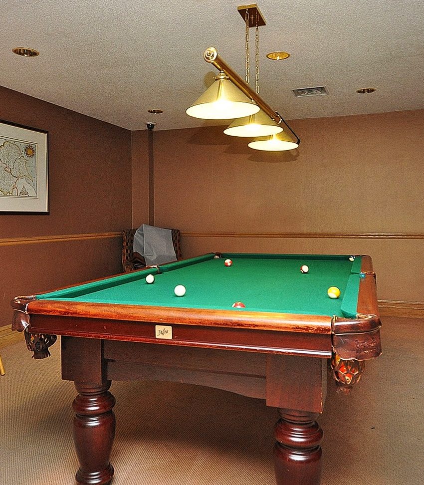 mansion-condos-55-kingsbridge-garden-circle-mississauga-billiards-table