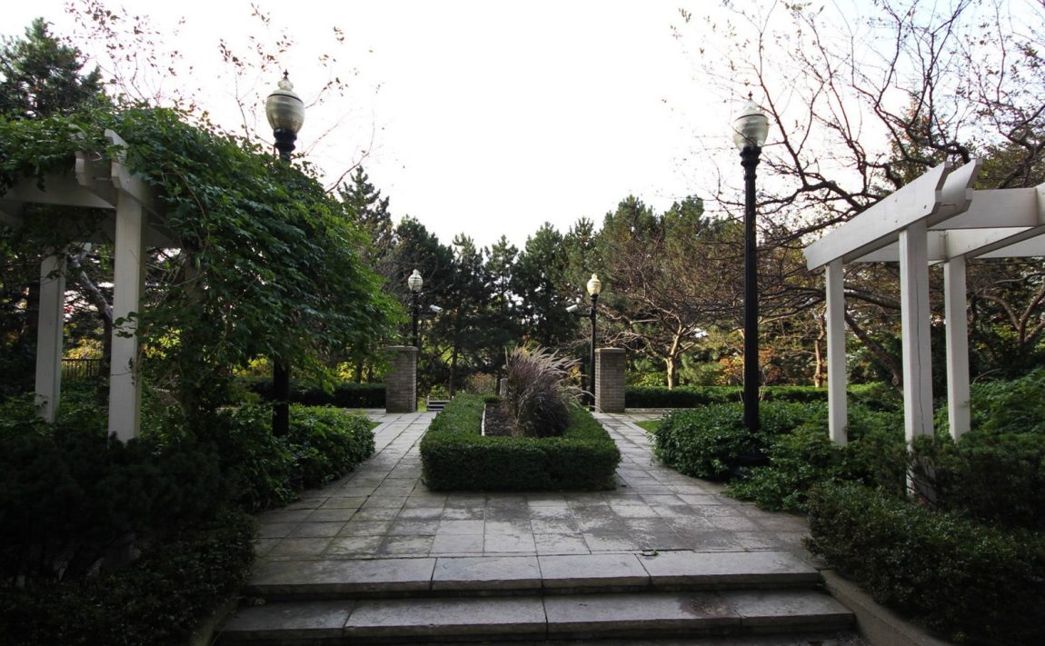 mansion-condos-55-kingsbridge-garden-circle-mississauga-outdoor-gardens