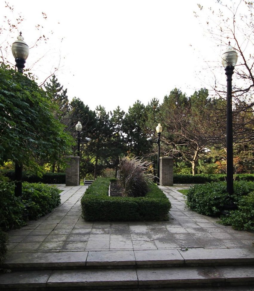 mansion-condos-55-kingsbridge-garden-circle-mississauga-outdoor-gardens