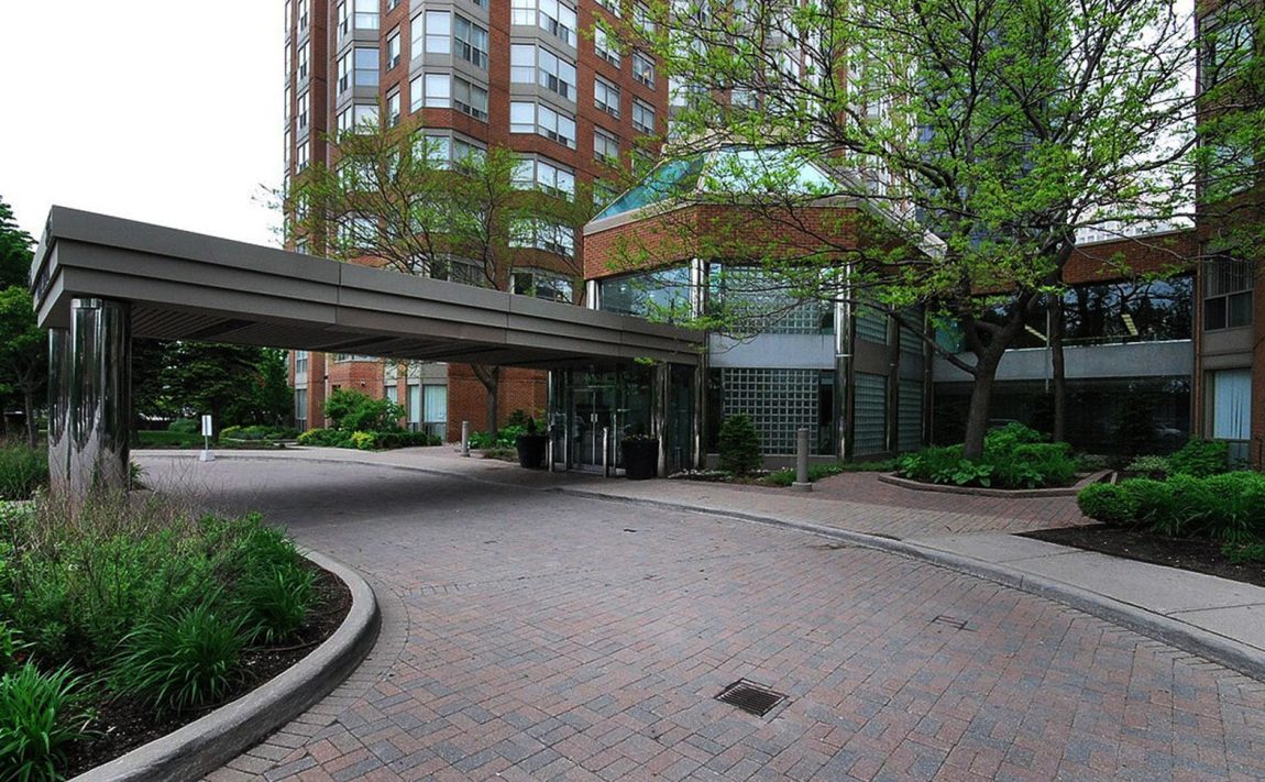 monarchy-condos-325-webb-dr-335-webb-dr-mississauga-driveway