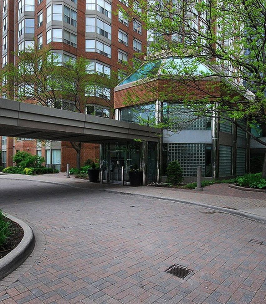 monarchy-condos-325-webb-dr-335-webb-dr-mississauga-driveway