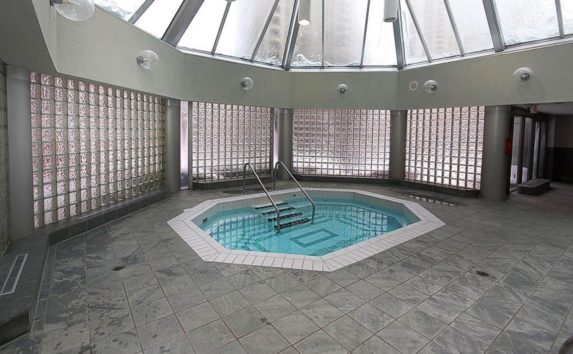 monarchy-condos-325-webb-dr-335-webb-dr-mississauga-indoor-hot-tub