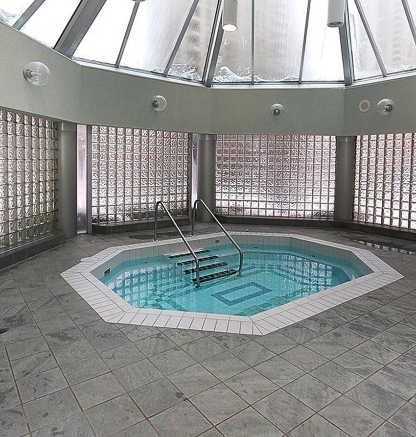 monarchy-condos-325-webb-dr-335-webb-dr-mississauga-indoor-hot-tub