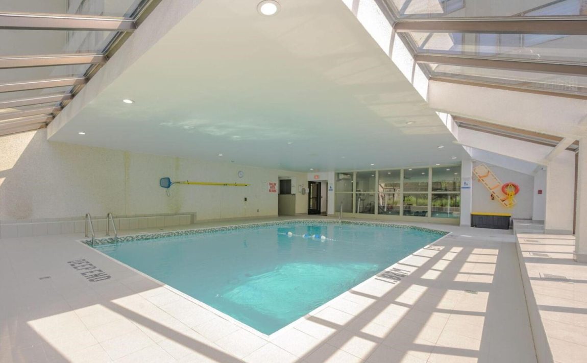 sherwood-towers-200-robert-speck-pkwy-mississauga-amenities-indoor-pool