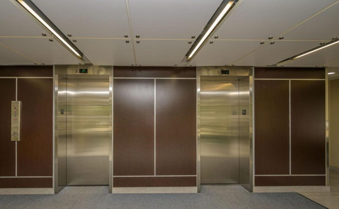 sherwood-towers-200-robert-speck-pkwy-mississauga-elevator-lobby