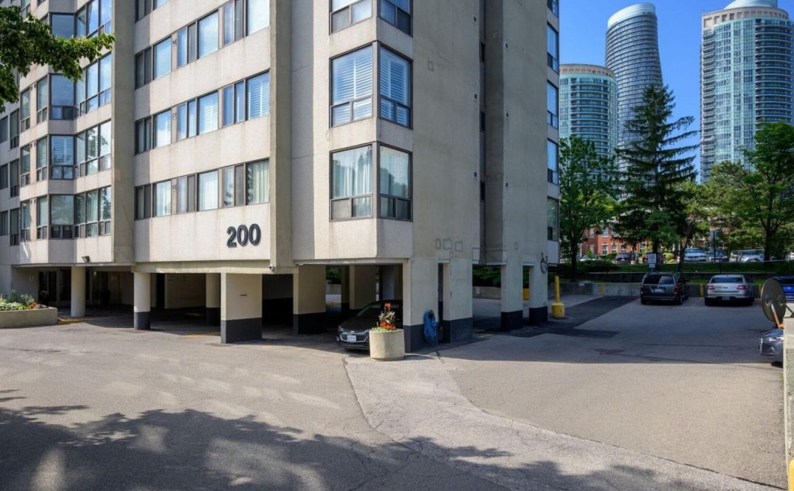 sherwood-towers-200-robert-speck-pkwy-mississauga-front-entrance