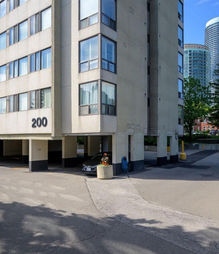 sherwood-towers-200-robert-speck-pkwy-mississauga-front-entrance