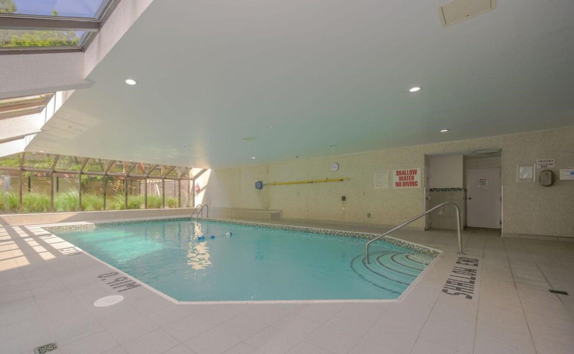 sherwood-towers-200-robert-speck-pkwy-mississauga-indoor-pool