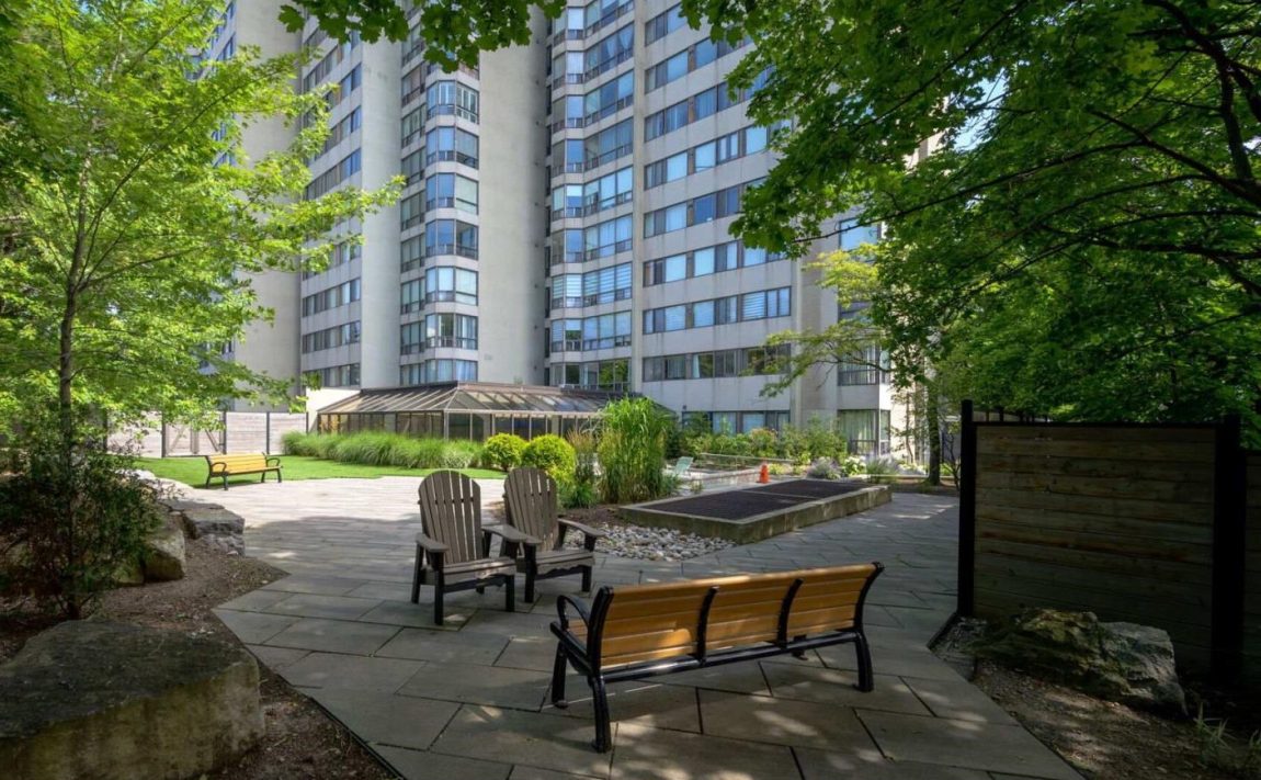 sherwood-towers-200-robert-speck-pkwy-mississauga-outdoor-terrace