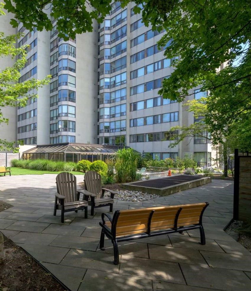 sherwood-towers-200-robert-speck-pkwy-mississauga-outdoor-terrace