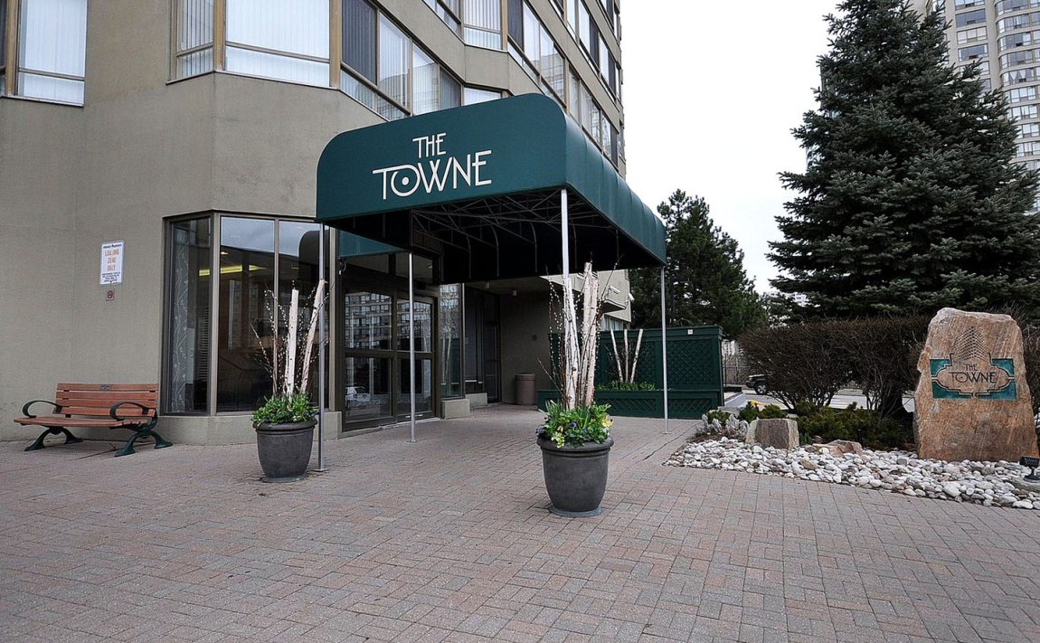 the-towne-condo-3605-kariya-dr-mississauga-square-one-condos-entrance