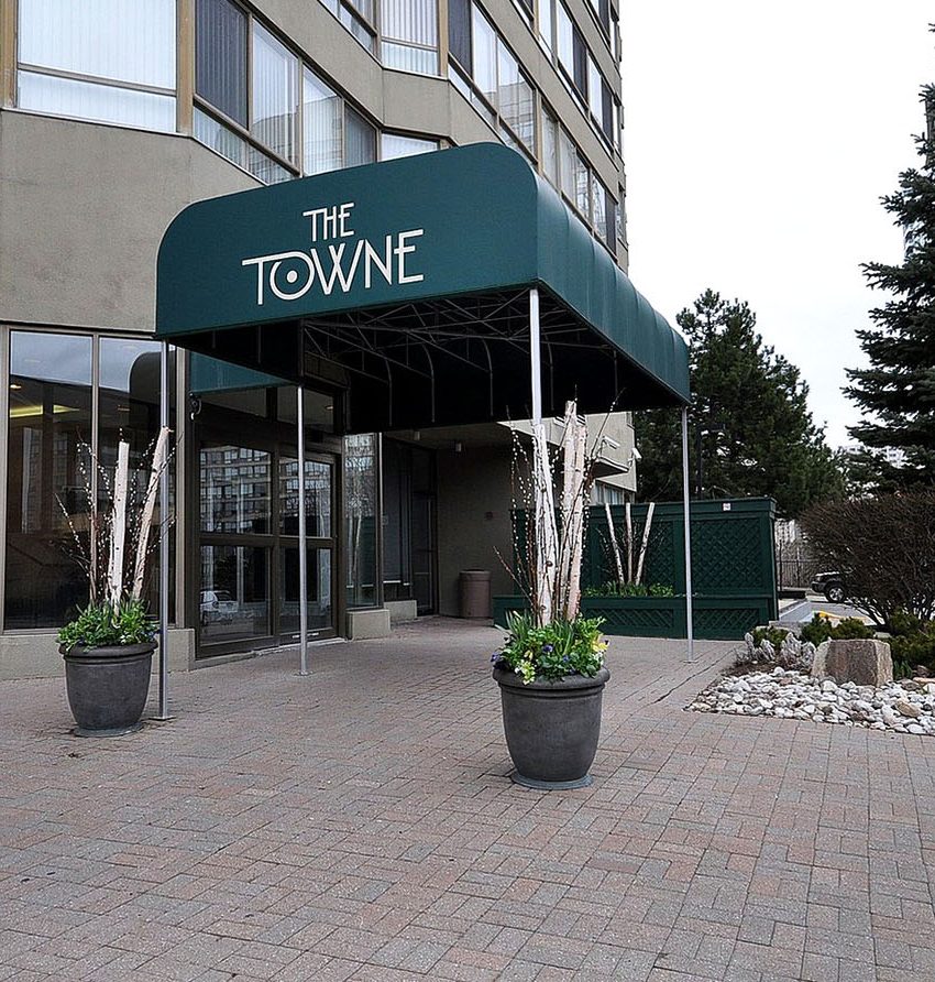 the-towne-condo-3605-kariya-dr-mississauga-square-one-condos-entrance