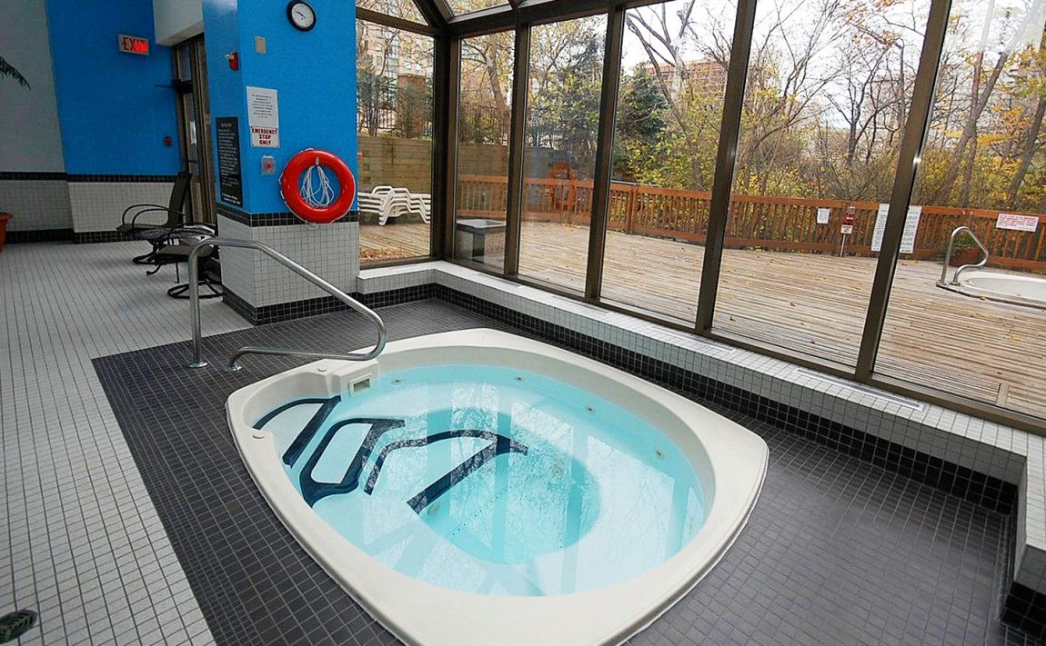 the-towne-condo-3605-kariya-dr-mississauga-square-one-condos-indoor-hot-tub