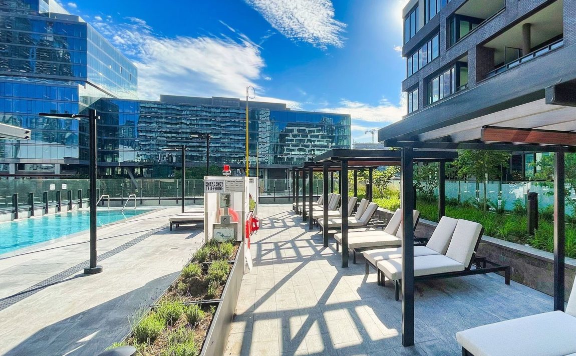 the-well-signature-condos-455-wellington-st-w-toronto-amenity-outdoor-pool-sunbathing-deck