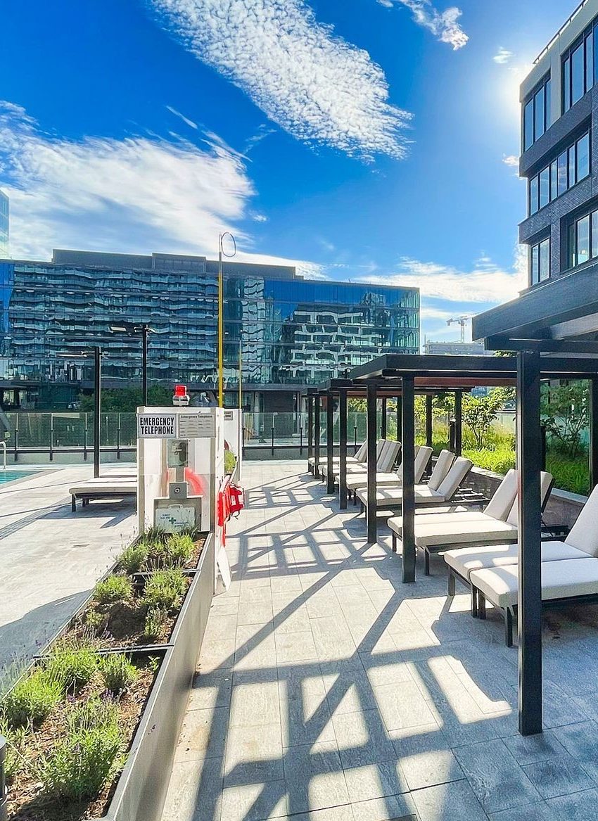 the-well-signature-condos-455-wellington-st-w-toronto-amenity-outdoor-pool-sunbathing-deck