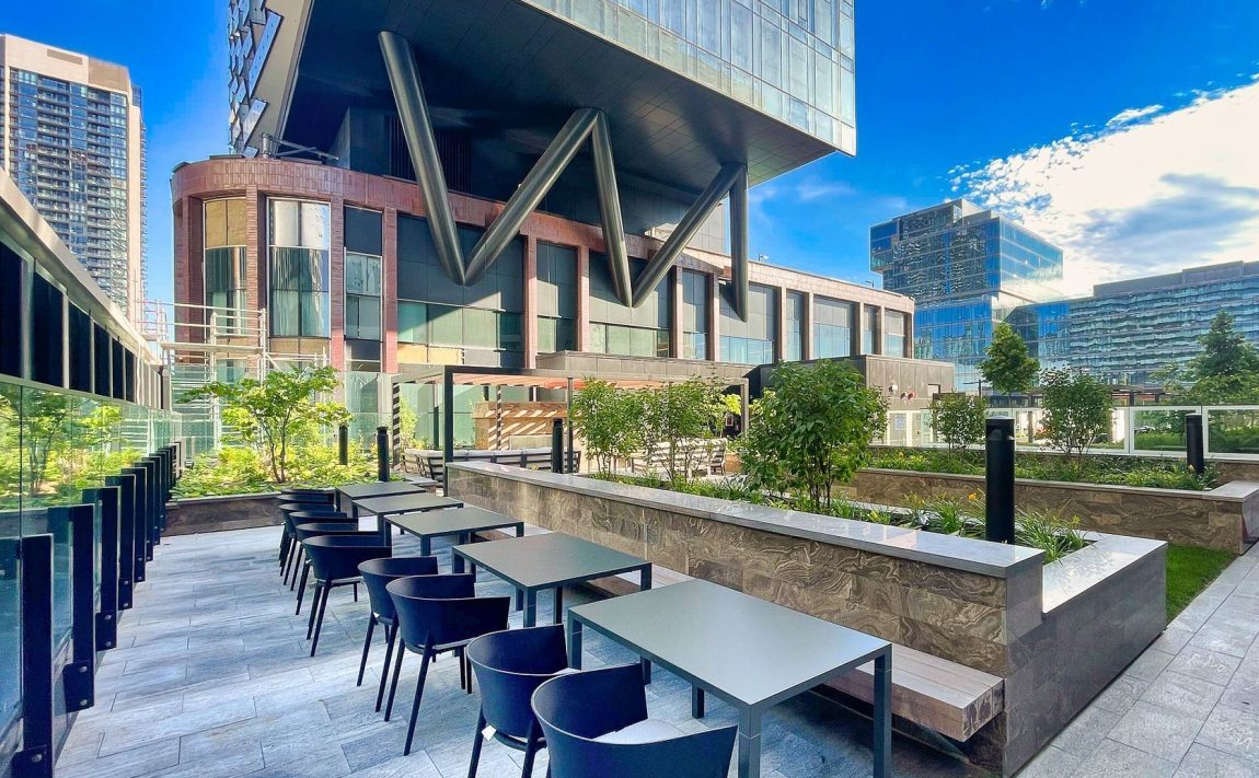 the-well-signature-condos-455-wellington-st-w-toronto-outdoor-tables