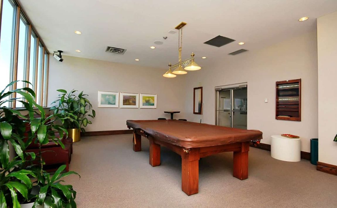 towne-two-condo-55-elm-dr-w-mississauga-square-one-condos-billiards-games-room