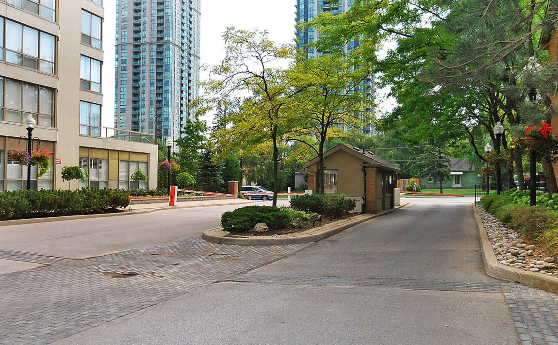 towne-two-condo-55-elm-dr-w-mississauga-square-one-condos-entrance-gatehouse