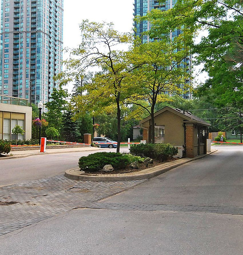 towne-two-condo-55-elm-dr-w-mississauga-square-one-condos-entrance-gatehouse