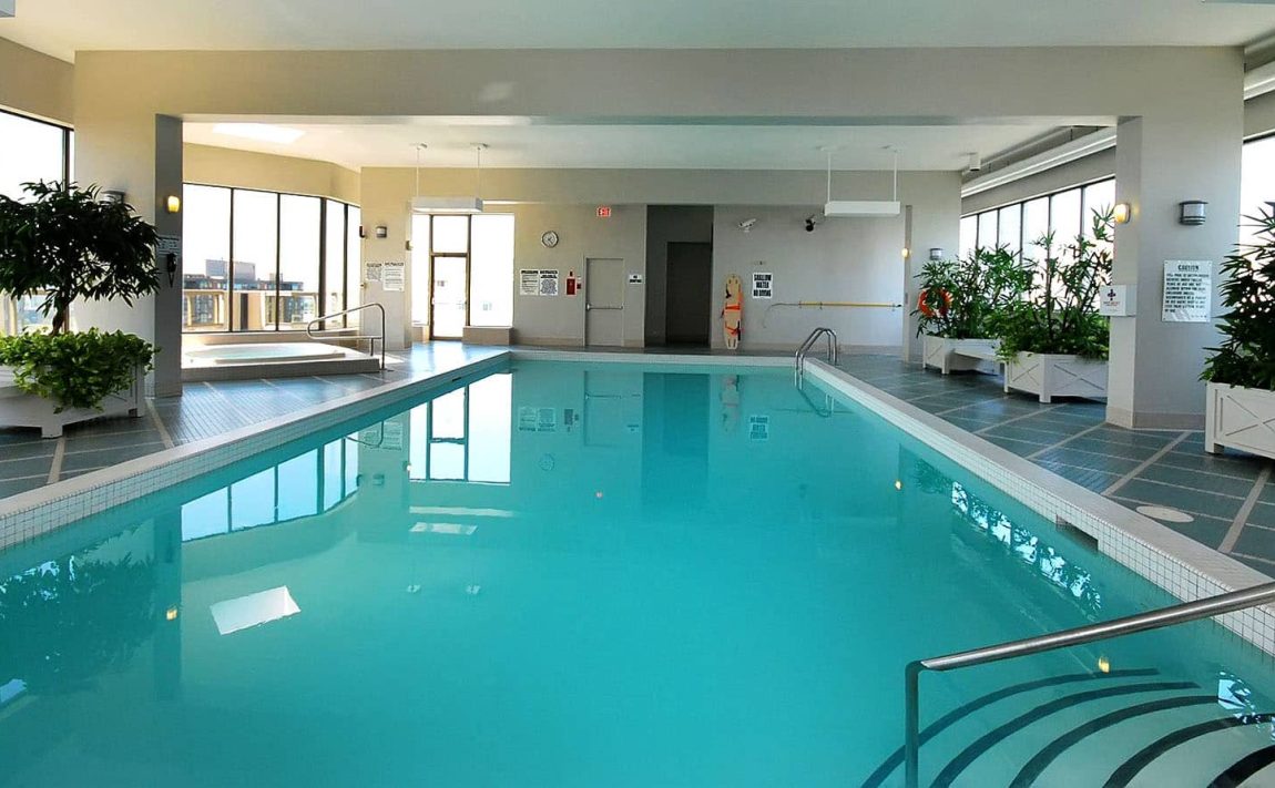 towne-two-condo-55-elm-dr-w-mississauga-square-one-condos-rooftop-pool