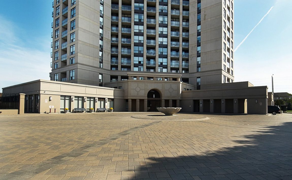 tuscany-gate-220-forum-dr-mississauga-condos-entry-courtyard-motorcourt