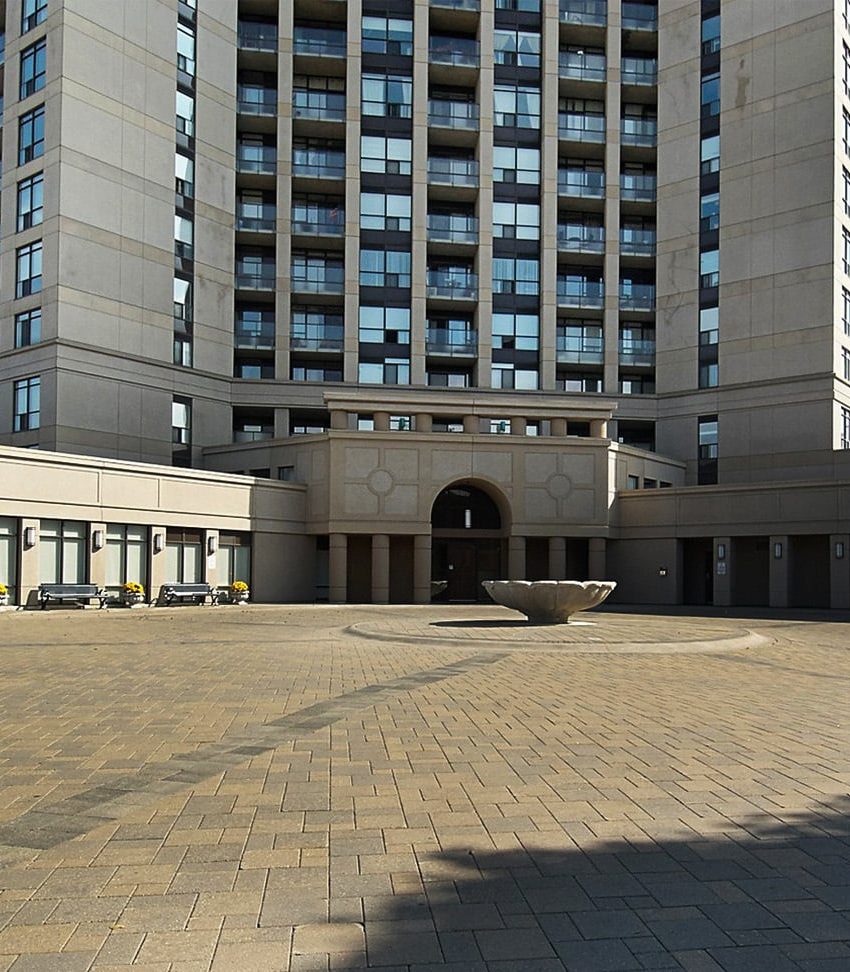 tuscany-gate-220-forum-dr-mississauga-condos-entry-courtyard-motorcourt