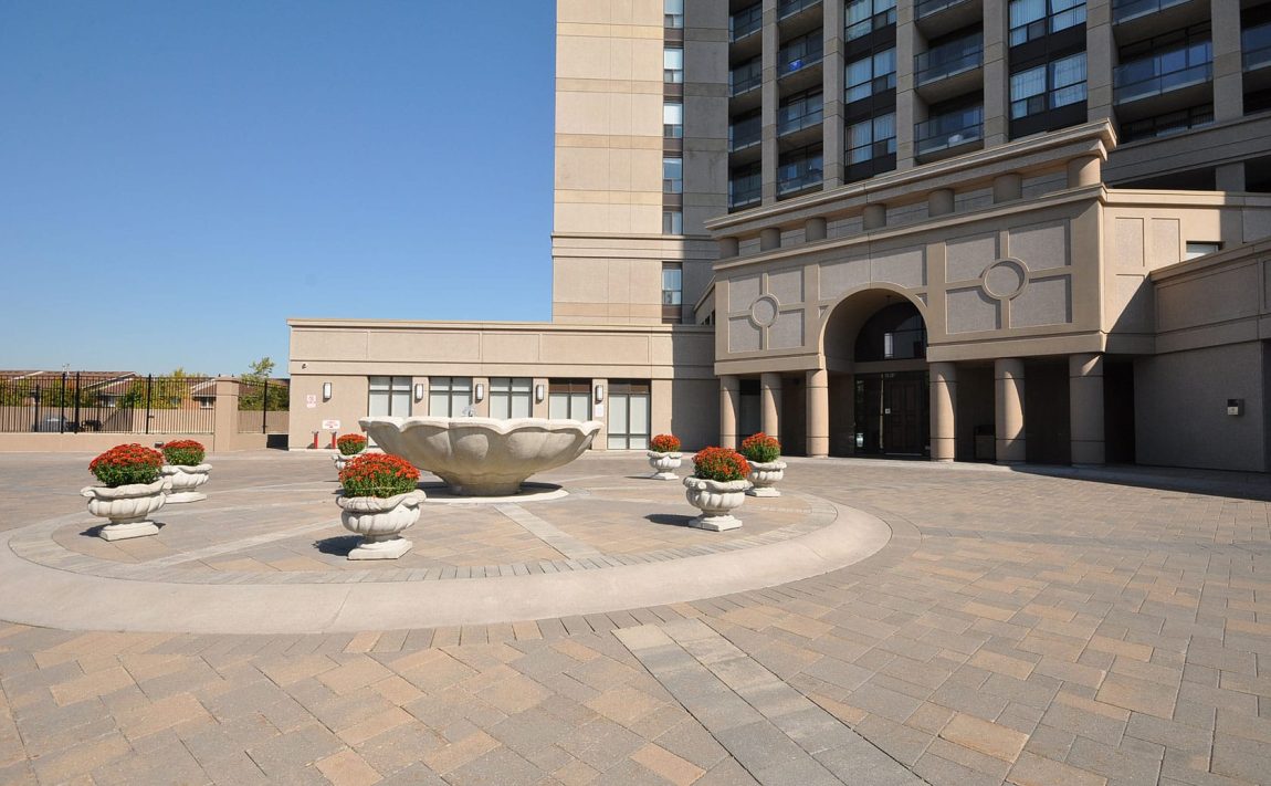 tuscany-gate-220-forum-dr-mississauga-condos-front-entry