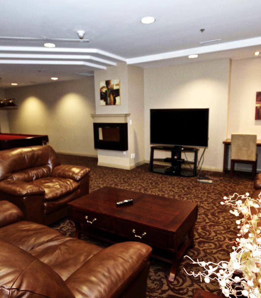 tuscany-gate-220-forum-dr-mississauga-condos-party-room-lounge