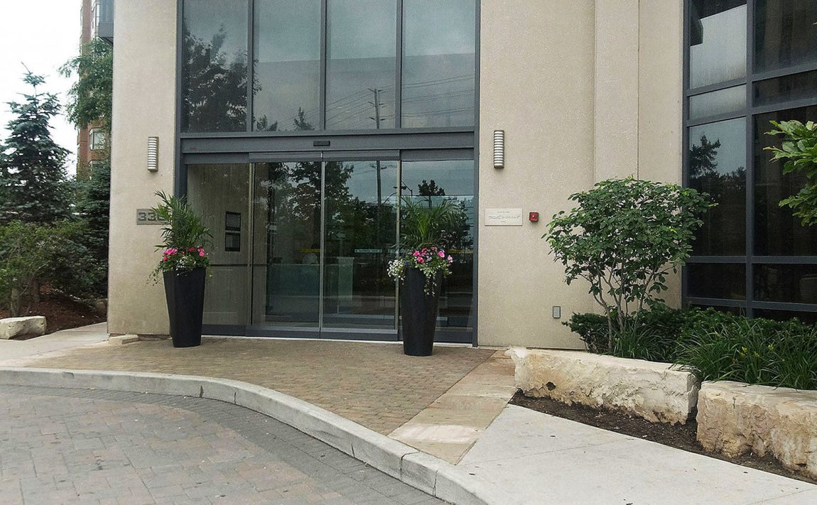 ultra-ovation-condos-330-burnhamthorpe-rd-w-mississauga-front-entry