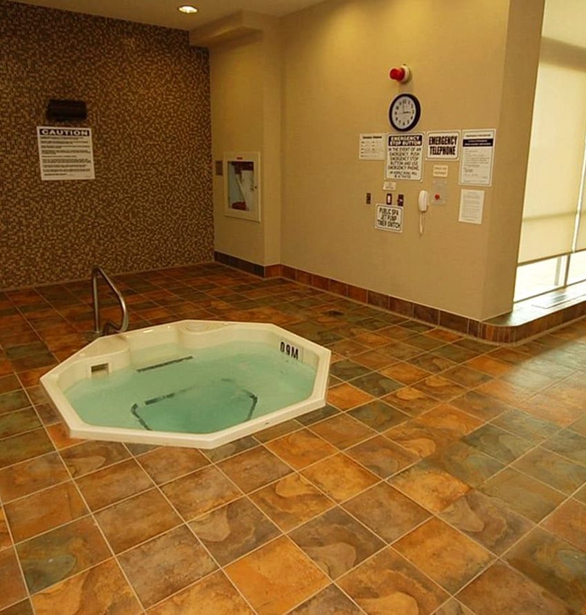 universal-condos-335-rathburn-rd-w-mississauga-indoor-hot-tub