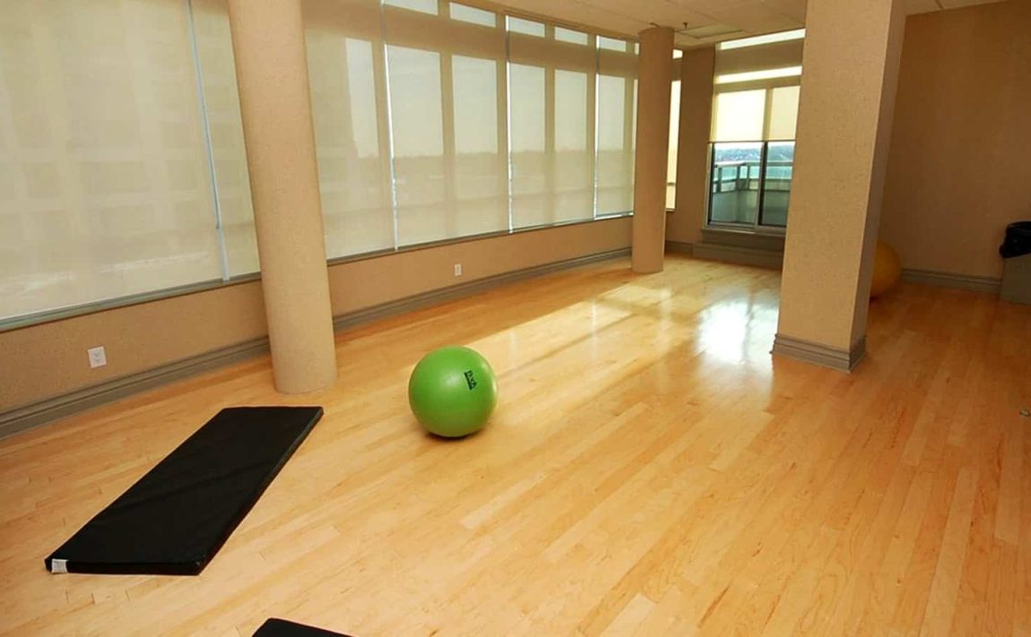 universal-condos-335-rathburn-rd-w-mississauga-yoga-studio